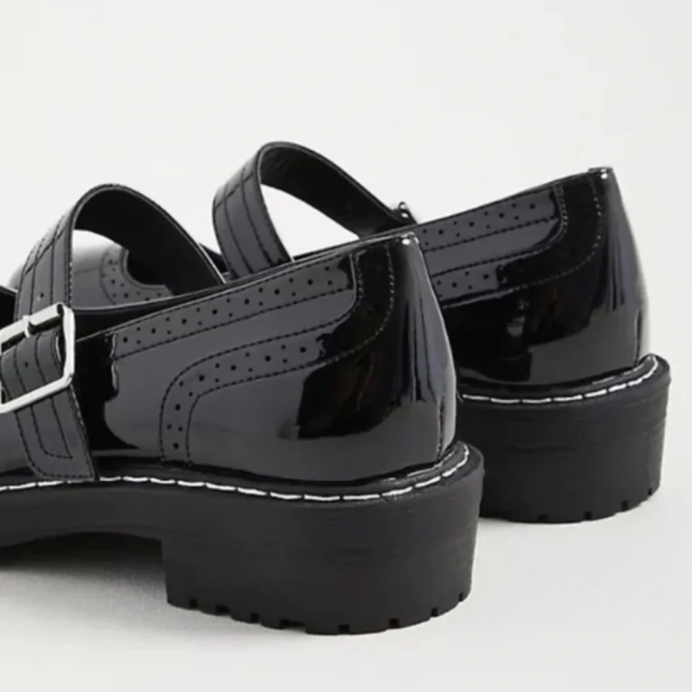 Torrid NWT Size 11WW Lug Mary Jane Oxford Patent Faux Leather Black Shoes - Picture 2 of 11